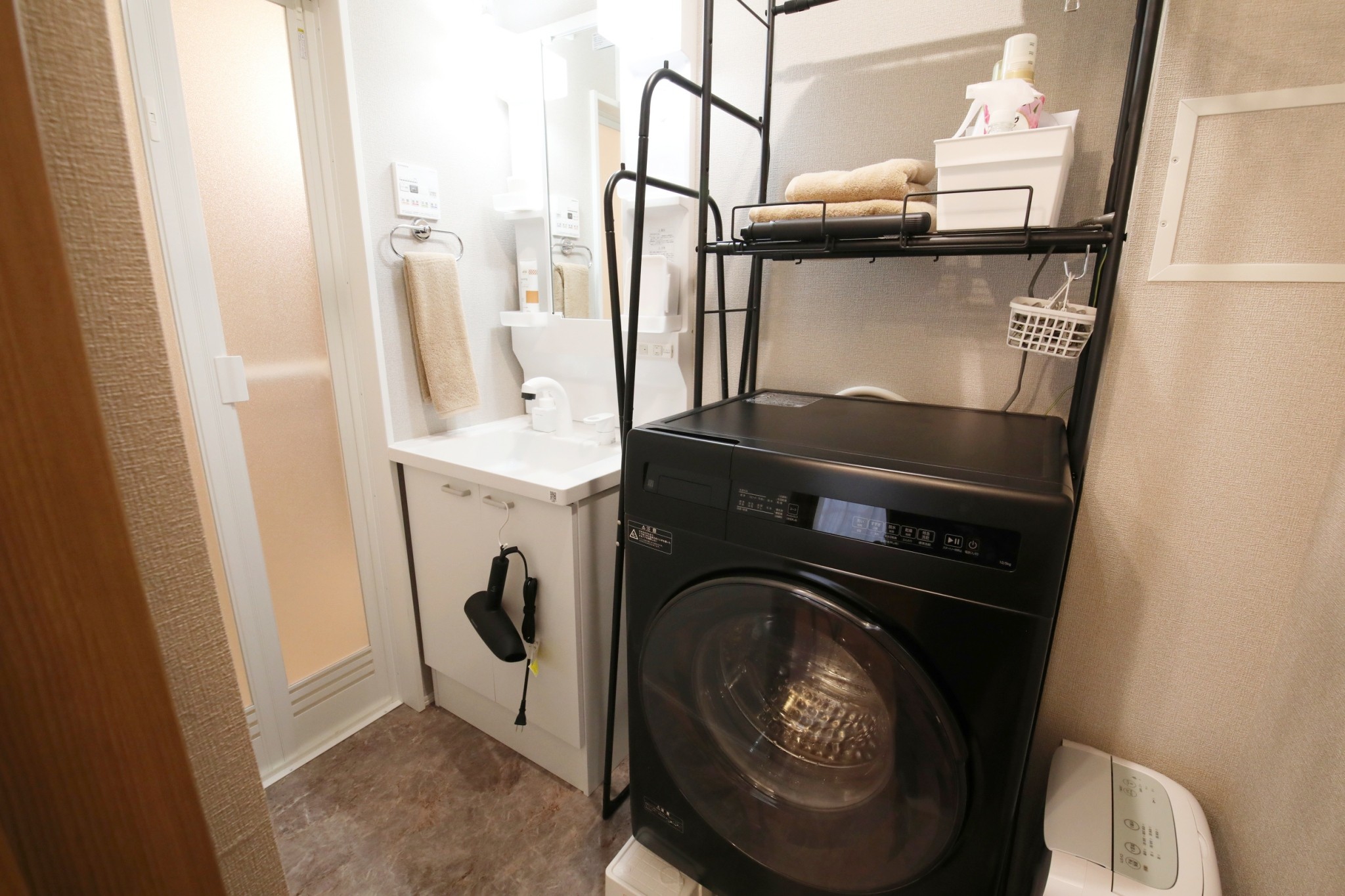 Room 401 bathroom with bathtub and shower