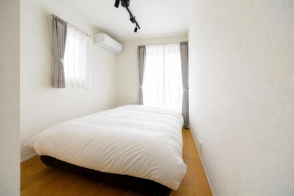 Bedroom 2 with double bed and air conditioning