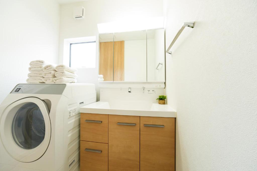 Sharp drum washing machine and vanity mirror