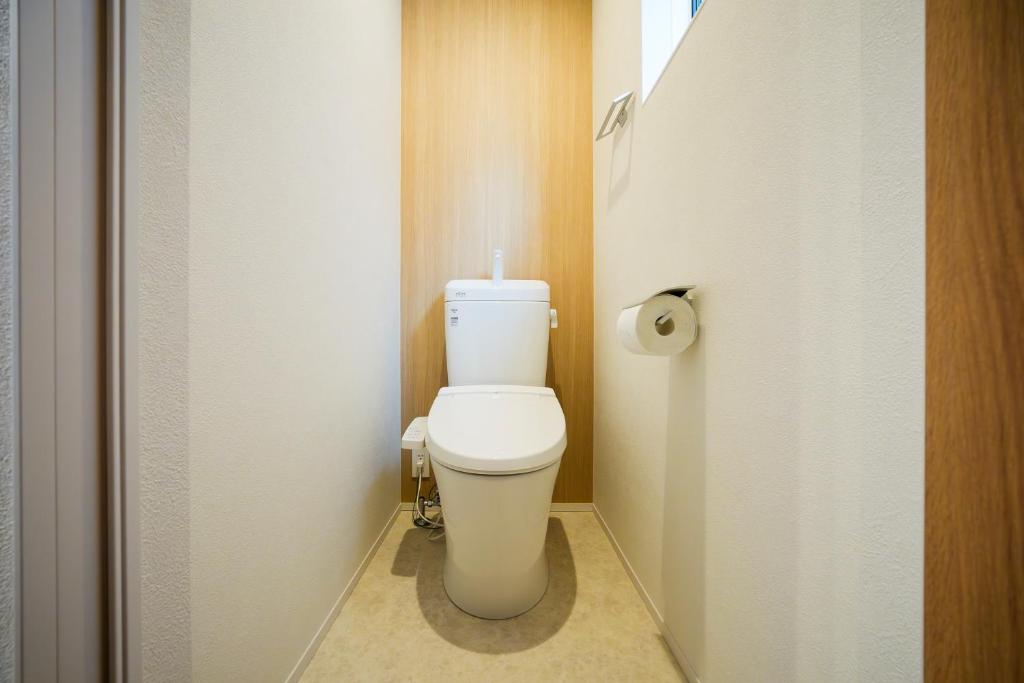 Separate toilet with warm-water washlet