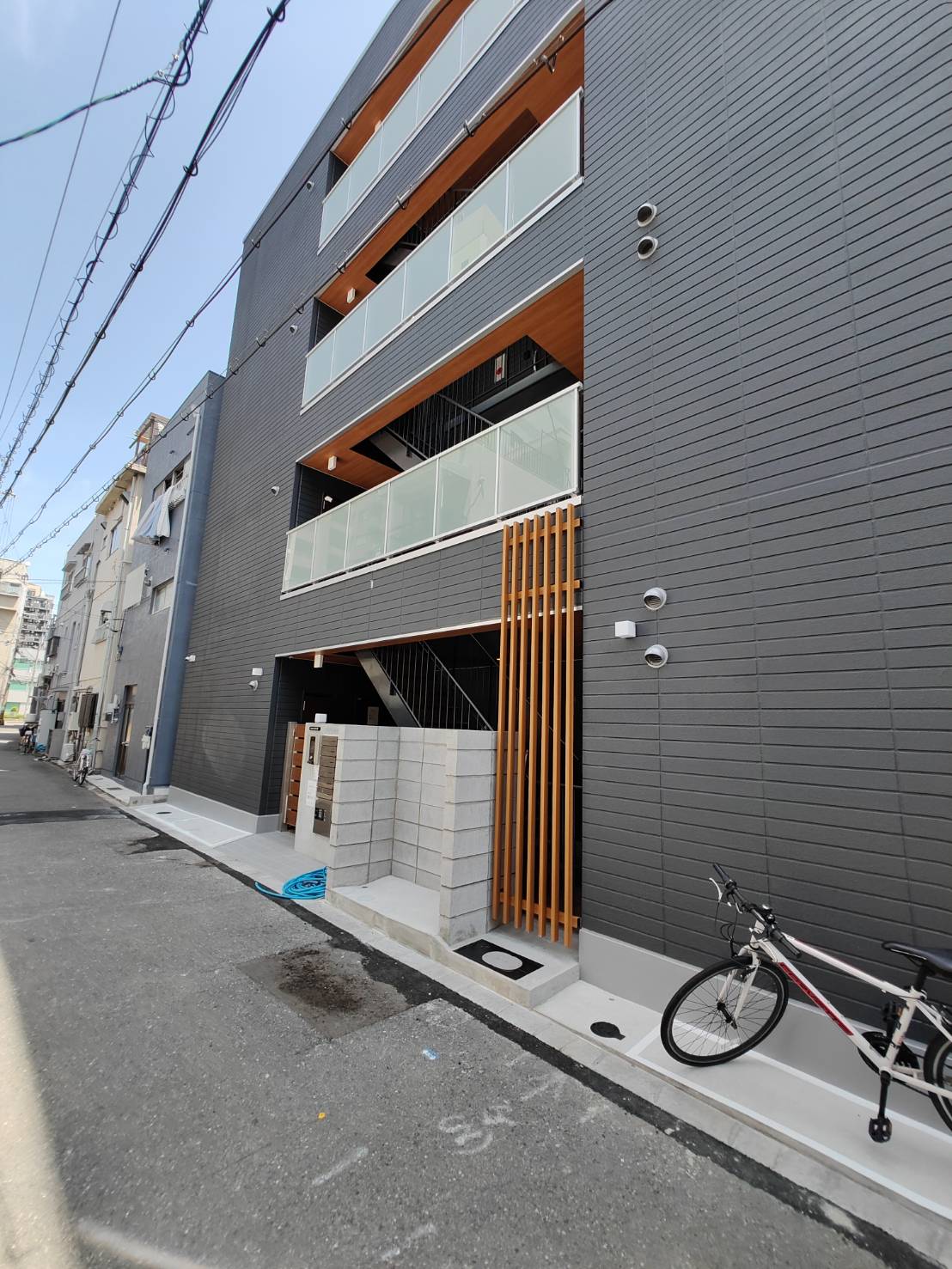 Side entrance of Stark Osaka Higashimikuni building